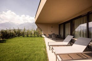 Outdoor dining - Oberhaslerhof Alpina Apartment with Mountain View, Wi-Fi and Air Conditioning (Schenna)