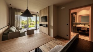 A modern dining area with a wooden table, chairs, and a hanging light fixture. - Apartment 'Oberhaslerhof Floralis' with Mountain View, Wi-Fi and Air Conditioning (Schenna)