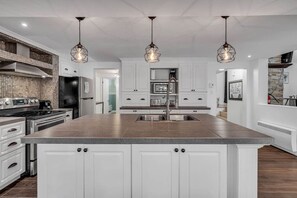 Private kitchen - Aux Pentes Alizés Ski in/Ski out, Spa, Foyer. (Stoneham-et-Tewkesbury)