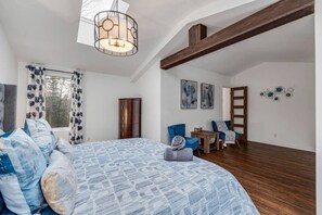 5 bedrooms, desk, WiFi, bed sheets