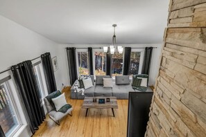 Living area - Aux Pentes Alizés Ski in/Ski out, Spa, Foyer. (Stoneham-et-Tewkesbury)