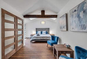 5 bedrooms, desk, WiFi, bed sheets