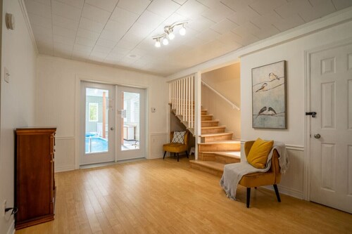 Piscine intérieure, ping pong, pet friendly.