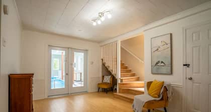 Piscine intérieure, ping pong, pet friendly.