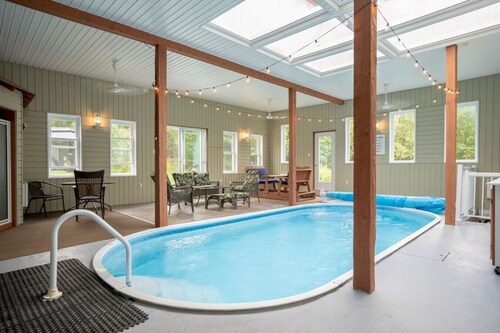 Piscine intérieure, ping pong, pet friendly.
