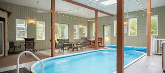 Piscine intérieure, ping pong, pet friendly.