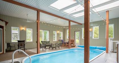 Piscine intérieure, ping pong, pet friendly.
