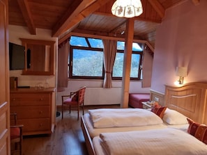 Standard Double Room, Balcony, Mountain View - Hotel Karnischer Hof (Sankt Stefan im Gailtal)