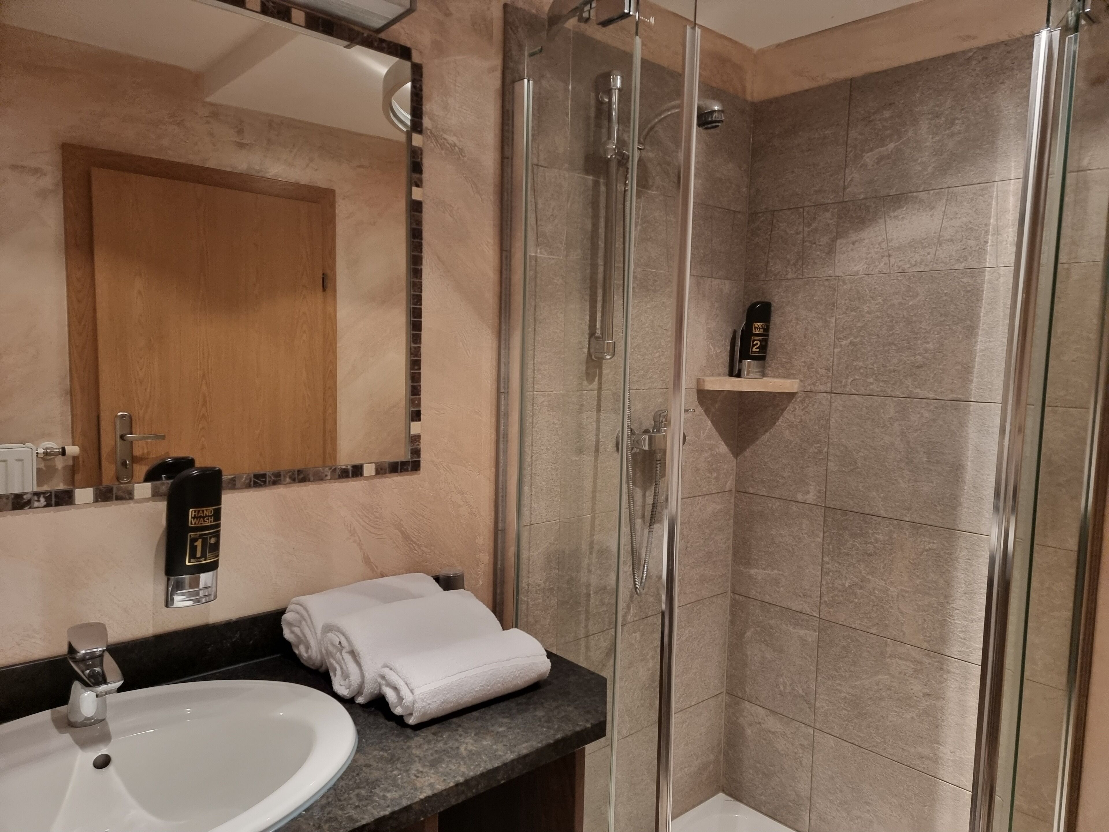Standard-Doppelzimmer, Balkon, Bergblick | Badezimmer | Dusche, kostenlose Toilettenartikel, Haartrockner, Bademäntel