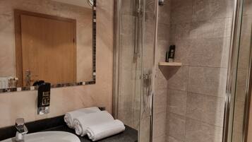 Standard-Doppelzimmer, Balkon, Bergblick | Badezimmer | Dusche, kostenlose Toilettenartikel, Haartrockner, Bademäntel