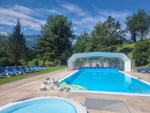 Kolam renang outdoor musiman