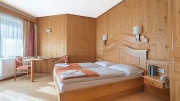 Camera doppia, balcone, vista montagna | Una cassaforte in camera, Wi-Fi gratuito