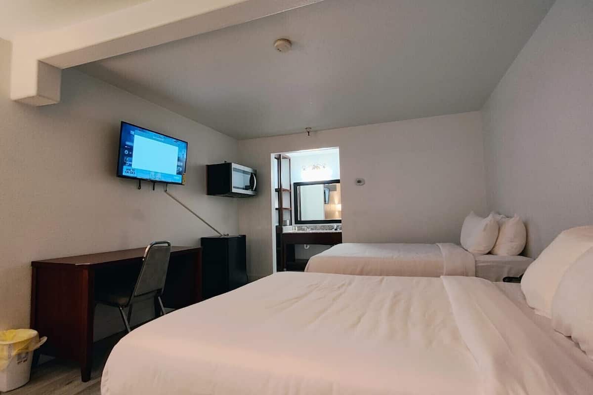 Double Room, Pool View | Desk, blackout drapes, free WiFi