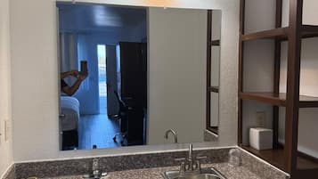 Suite | Desk, blackout drapes, free WiFi