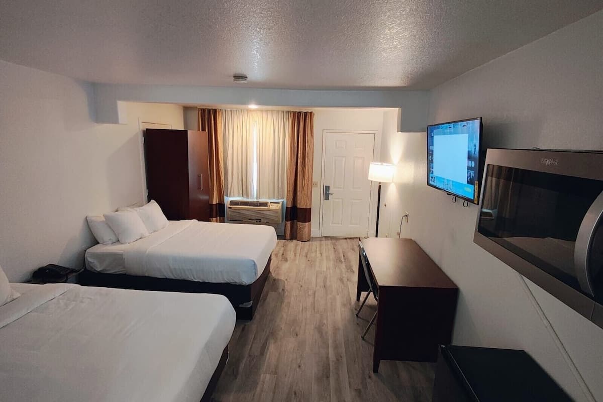 Chambre Double, vue piscine | Bureau, rideaux occultants, Wi-Fi gratuit