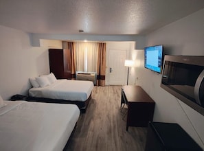 Chambre Double, vue piscine | Bureau, rideaux occultants, Wi-Fi gratuit