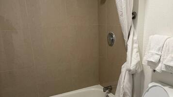 Toallas, jabón, shampoo, papel higiénico