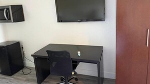 Suite, 1 King Bed with Sofa bed, Non Smoking | Desk, blackout drapes, WiFi (free), bed sheets - Rodeway Inn & Suites Rancho Cordova - Folsom (Rancho Cordova)