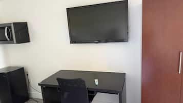 Suite, 1 letto king con divano letto, non fumatori | Una scrivania, tende oscuranti, Wi-Fi gratuito, lenzuola