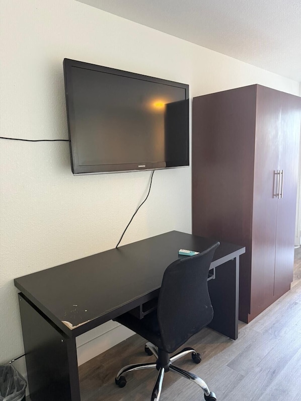 Suite | Een bureau, verduisterende gordijnen, gratis wifi