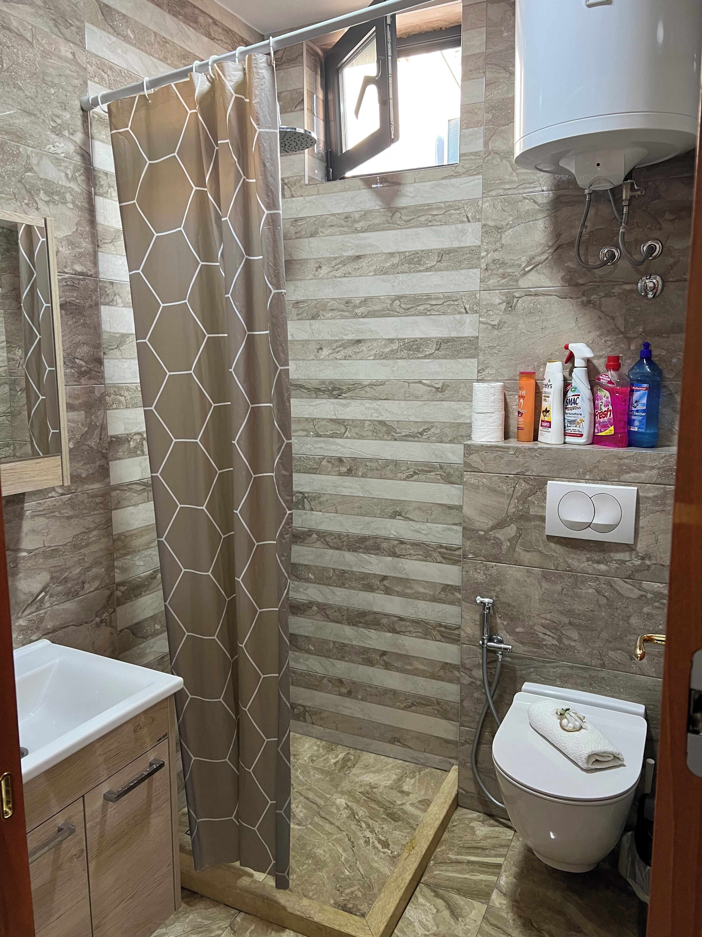 Een douche, een haardroger, een bidet, handdoeken