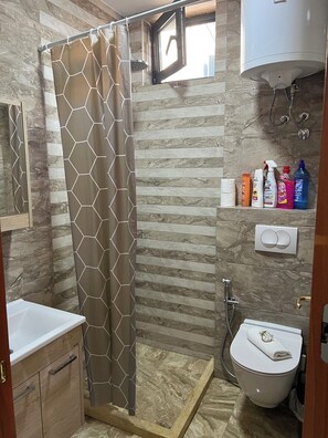 Een douche, een haardroger, een bidet, handdoeken