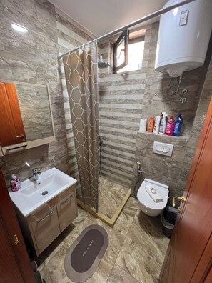 Een douche, een haardroger, een bidet, handdoeken