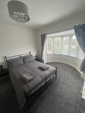 3 bedrooms, iron/ironing board, WiFi, bed sheets