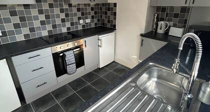 Hellaby House- minutes from the M1 & M18. Across from Hellaby Hotel-Pet friendly