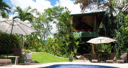 Tropical Treehouse Villa Retreat with jungle views!
