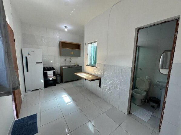 ثلاجة، فرن، موقد طهي مسطح، مائدة طعام