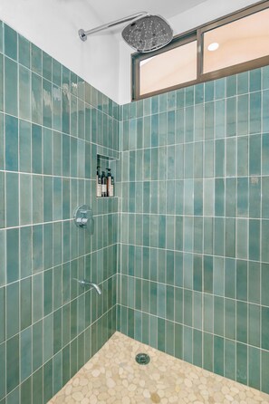 Bungalow supérieur, 2 chambres, cuisine, vue sur la piscine | Salle de bain | Douche, séchoir à cheveux, serviettes fournies, savon