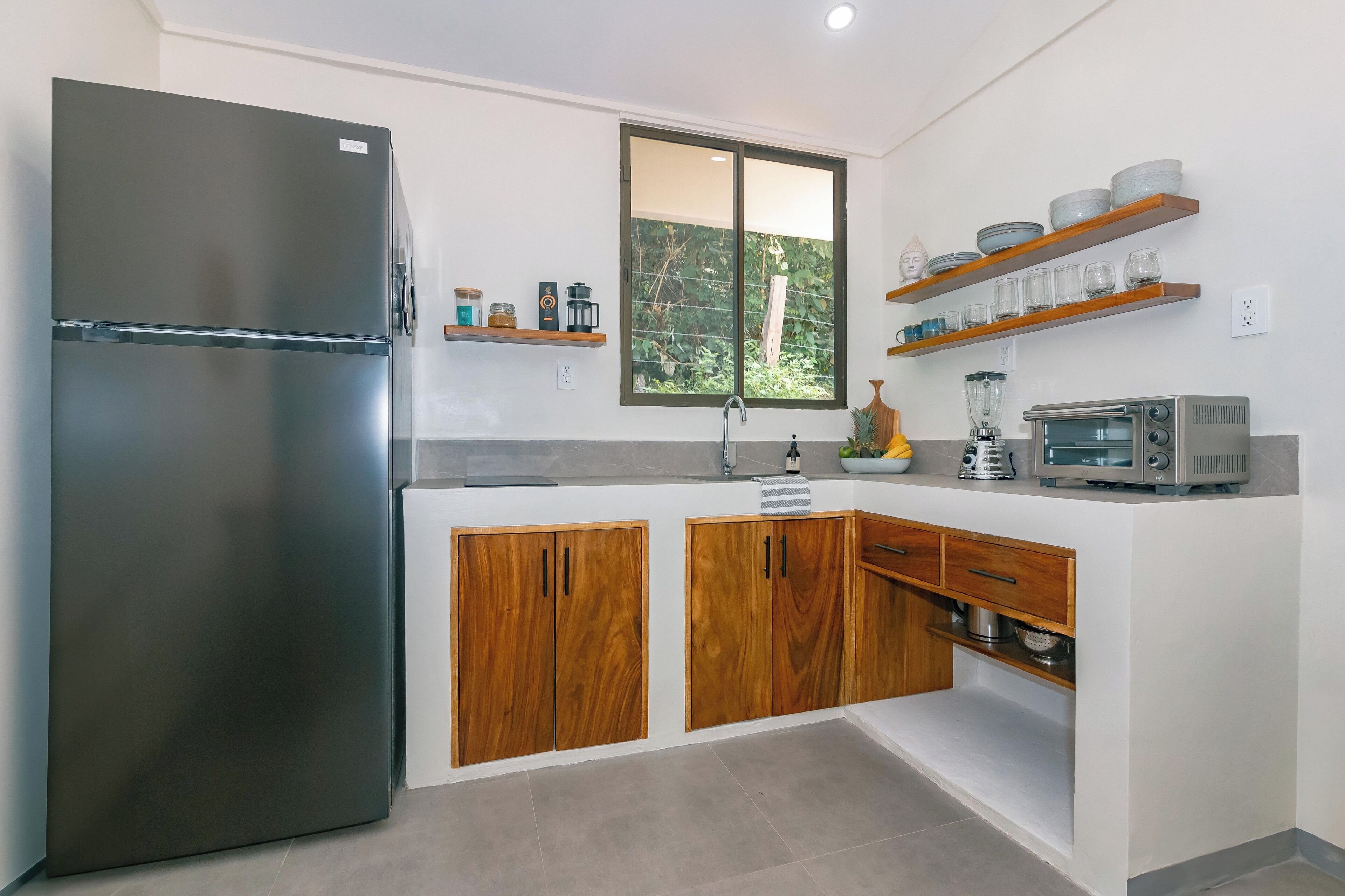 Bungalow superior, 2 habitaciones, cocina, vista a la alberca | Cocina privada | Refrigerador con congelador, horno, parrilla de estufa y periquera 