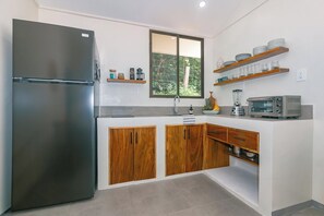 Bungalow superior, 2 habitaciones, cocina, vista a la alberca | Cocina privada | Refrigerador con congelador, horno, parrilla de estufa y periquera