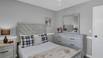 Tabla de planchar con plancha, wifi y ropa de cama