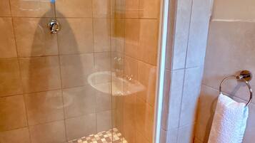 Dusche, Handtücher, Seife, Toilettenpapier