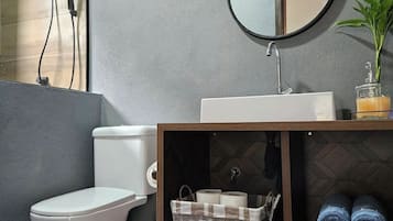 Doccia, asciugamani, sapone, carta igienica