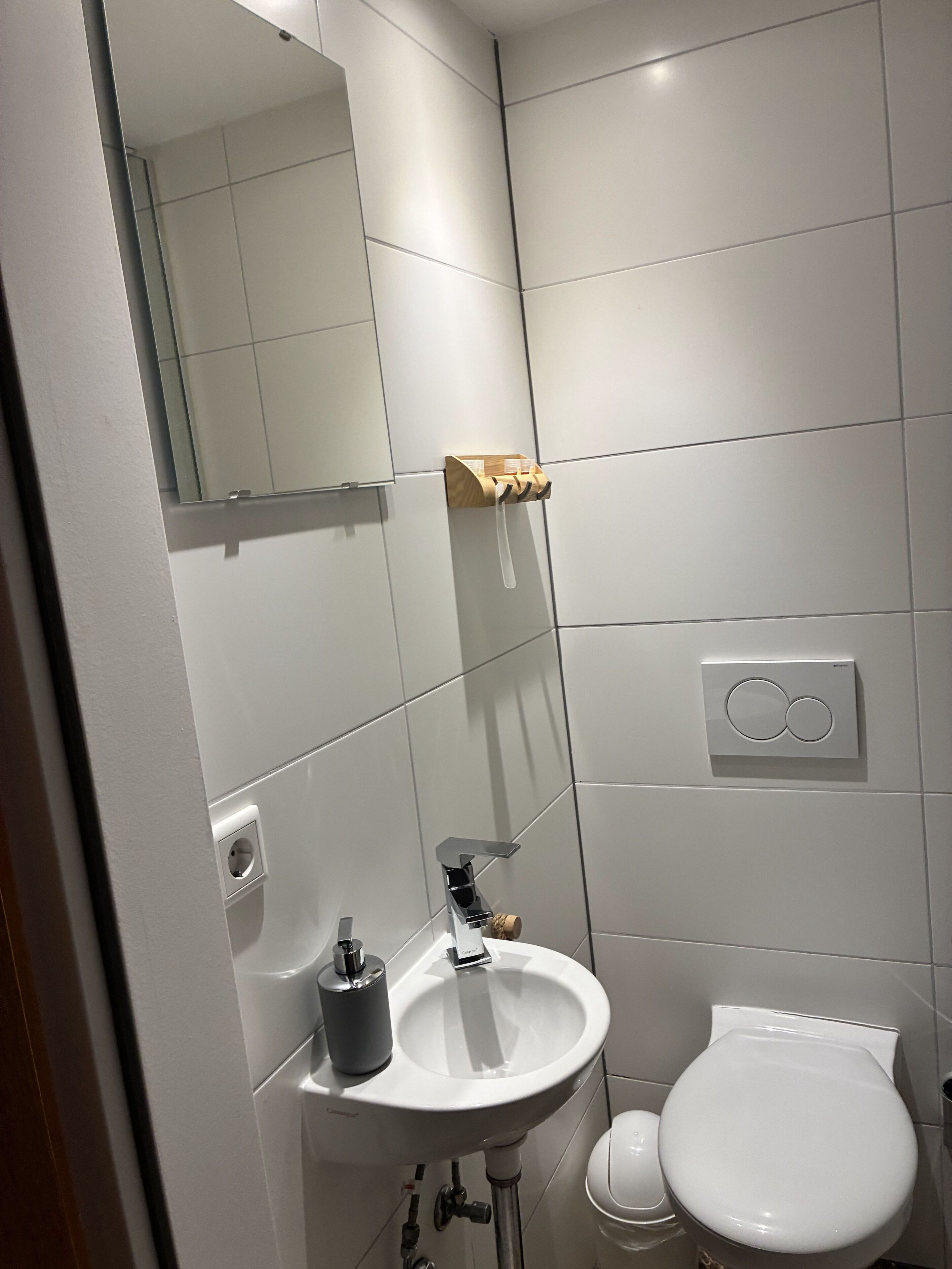 ฝักบัว, ผ้าเช็ดตัว, ยาสระผม, กระดาษชำระ