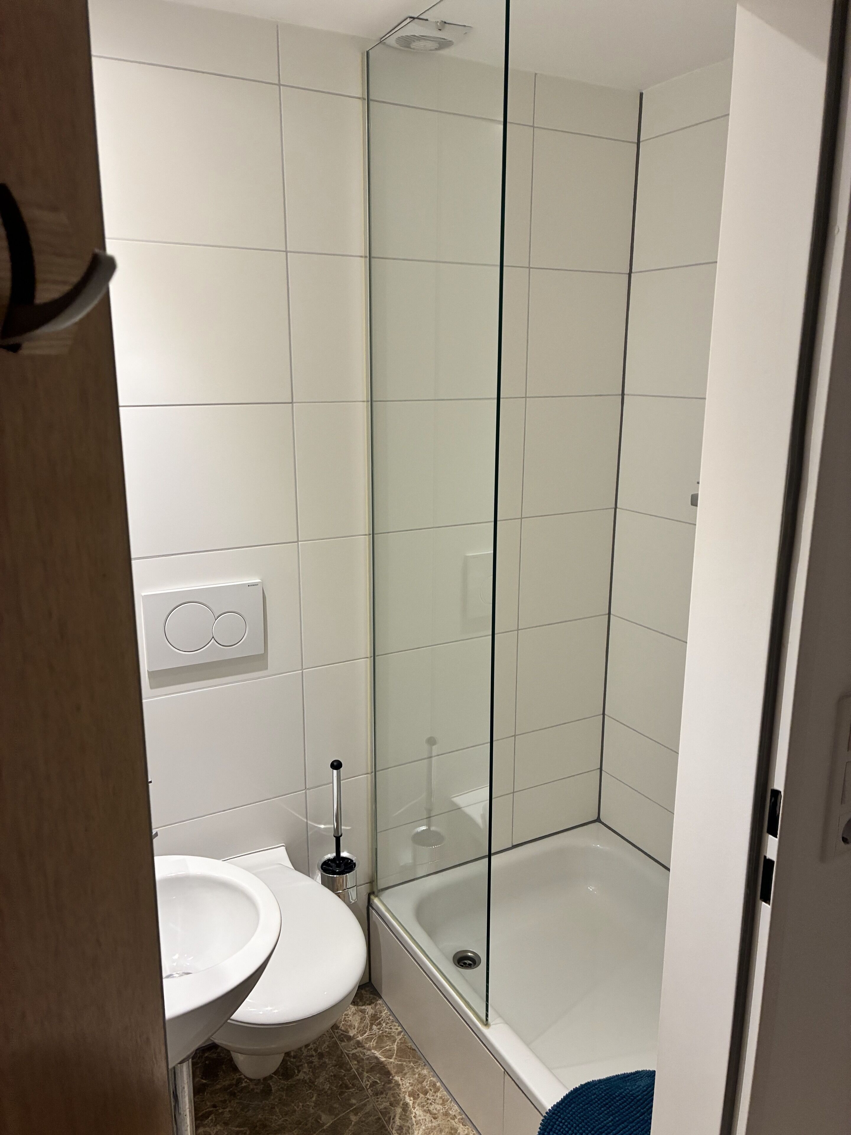 Shower, handuk, sampo, dan tisu toilet