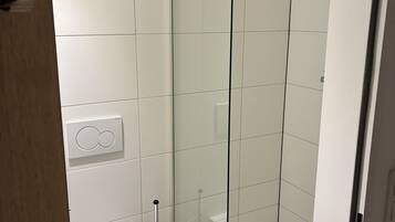 シャワー、タオル、シャンプー、トイレットペーパー