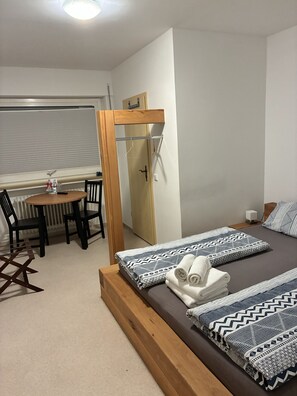 Skrivebord for bærbar PC og wi-fi (inkludert)