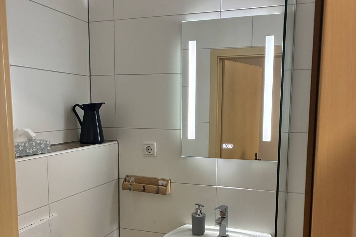 Een douche, handdoeken, shampoo, toiletpapier