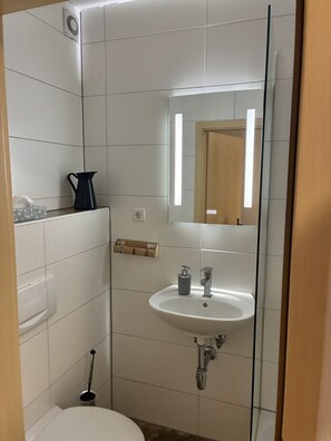 تجهيزات دش، مناشف، شامبو، ورق حمّام