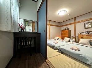 5 bedrooms, iron/ironing board, WiFi, bed sheets