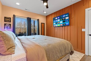 Tabla de planchar con plancha, wifi y ropa de cama 