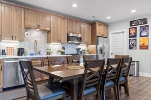 Dining - Chatt Vistas-NEW4bdr-Theater-Hot Tub-Sleeps15+ (Fairview)