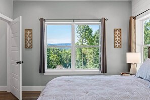 Iron/ironing board, WiFi, bed sheets - Chatt Vistas-NEW4bdr-Theater-Hot Tub-Sleeps15+ (Fairview)