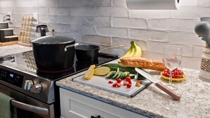 Fridge, microwave, oven, stovetop - Chatt Vistas|NatPrks|4bdr|Theater|Hot Tub|Sleeps15+ (Fairview)