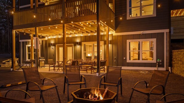 Terrace/patio - Chatt Vistas|NatPrks|4bdr|Theater|Hot Tub|Sleeps15+ (Fairview)