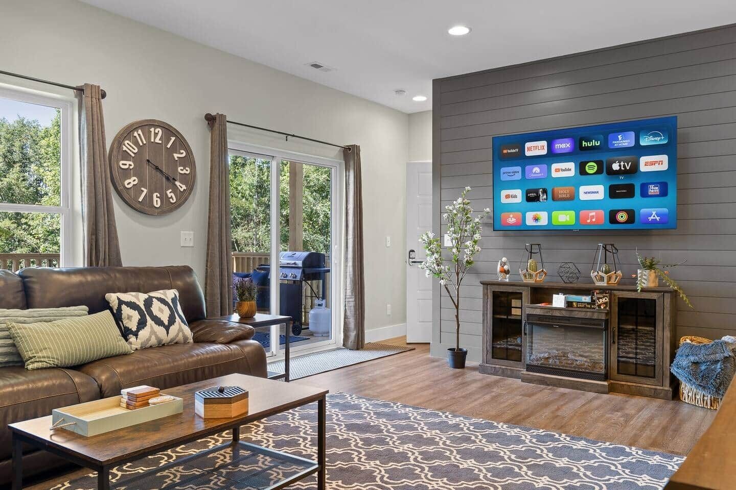 Televisión y chimenea 